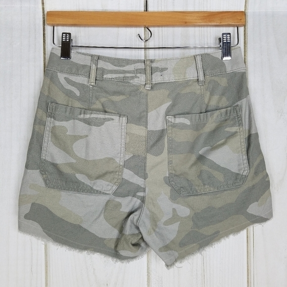 Abercrombie & Fitch Camo High Waist Shorts - Picture 2 of 8